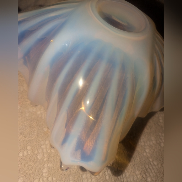 Fostoria Vintage Opalesent Blue and White Basket. - Picture 6 of 7